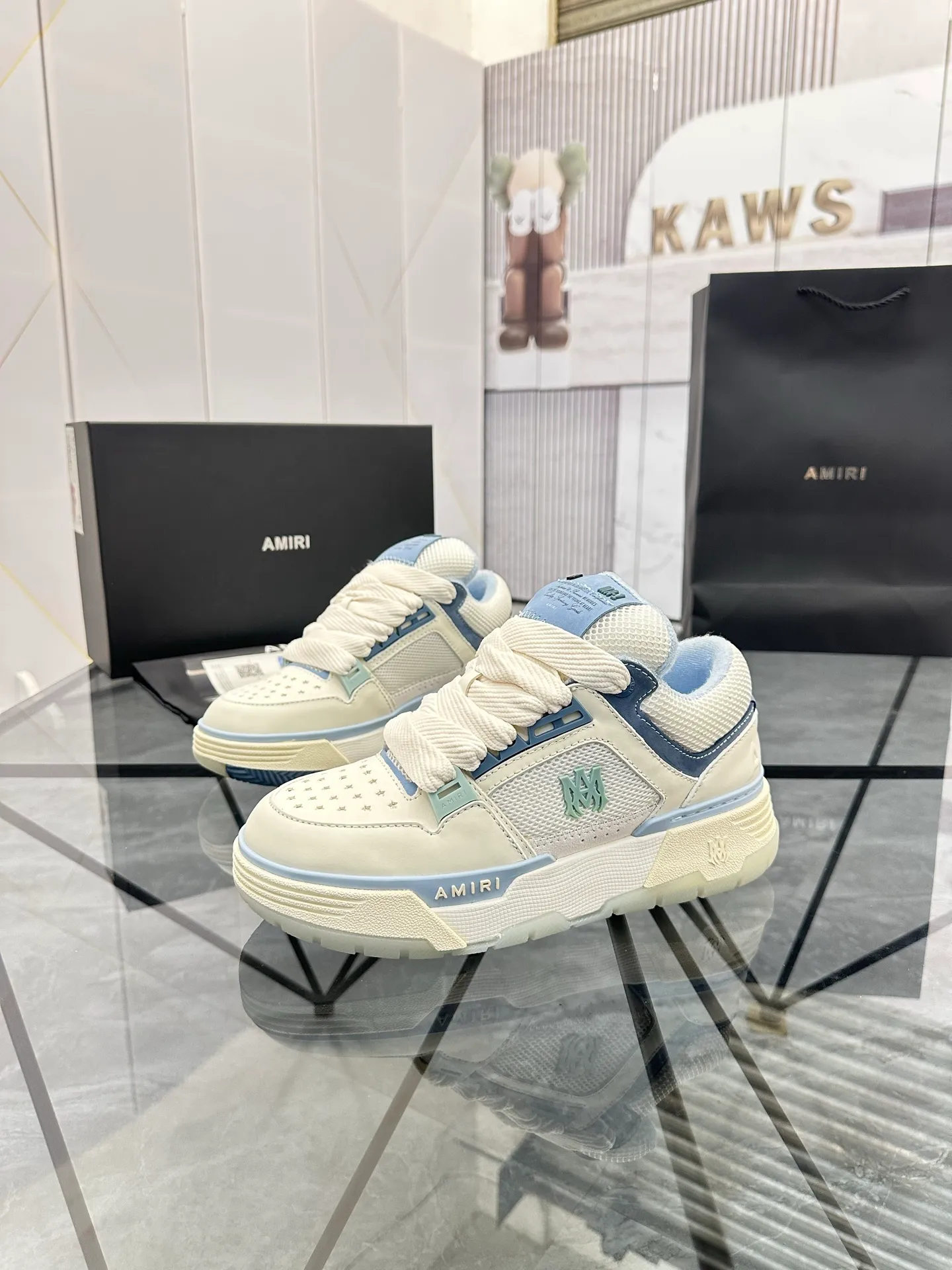Men's shoes: 💰P720¥ Guangzhou top quality Product trademark: AMIRI* "Amir*" low-top casual shoes Regular size: 39-44 (can be customized to 45) Product materials: upper imported first-layer cowhide stitching original material, breathable lining, original outsole. Number: 525